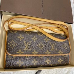9️⃣0️⃣0️⃣ Authentic Louis Vuitton Pochette Twin